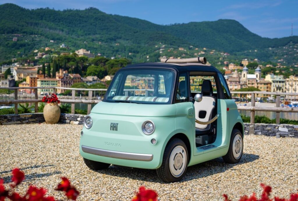 FIAT ha develado el nombre y la primera imagen de su nueva solución de movilidad urbana sostenible: el Topolino. El cuadriciclo totalmente eléctrico está listo para contribuir a la expansión de la movilidad eléctrica urbana, aportando una versión accesible y totalmente eléctrica que encierra toda la frescura del Fiat 500. Este célebre y evocador nombre es el que abrió el camino a la movilidad urbana y evoca inmediatamente el primer Fiat 500. Producido por FIAT de 1936 a 1955, el Fiat 500, comúnmente conocido como "Topolino", inventó literalmente la idea de Movilidad eléctrica para las personas en tamaño compacto