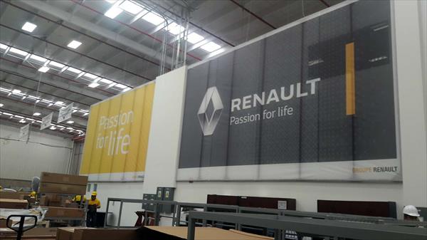 Renault inaugura almacén 0
