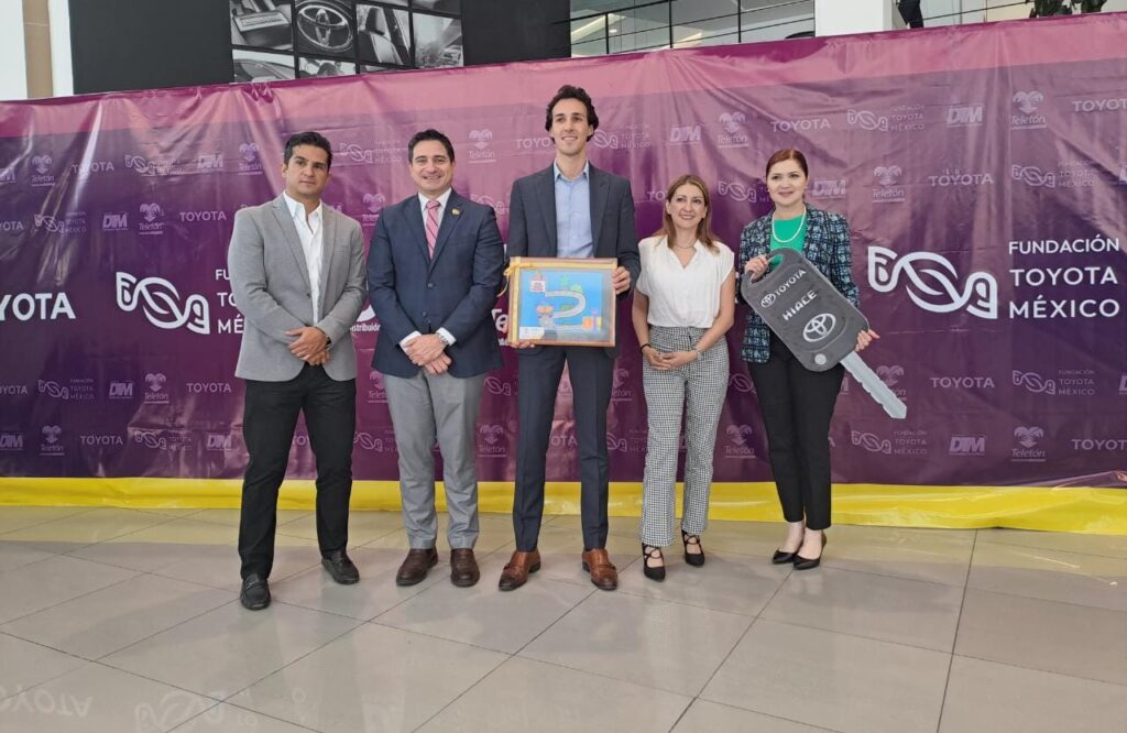 Toyota dona vehículo al CRIT Estado de México 0