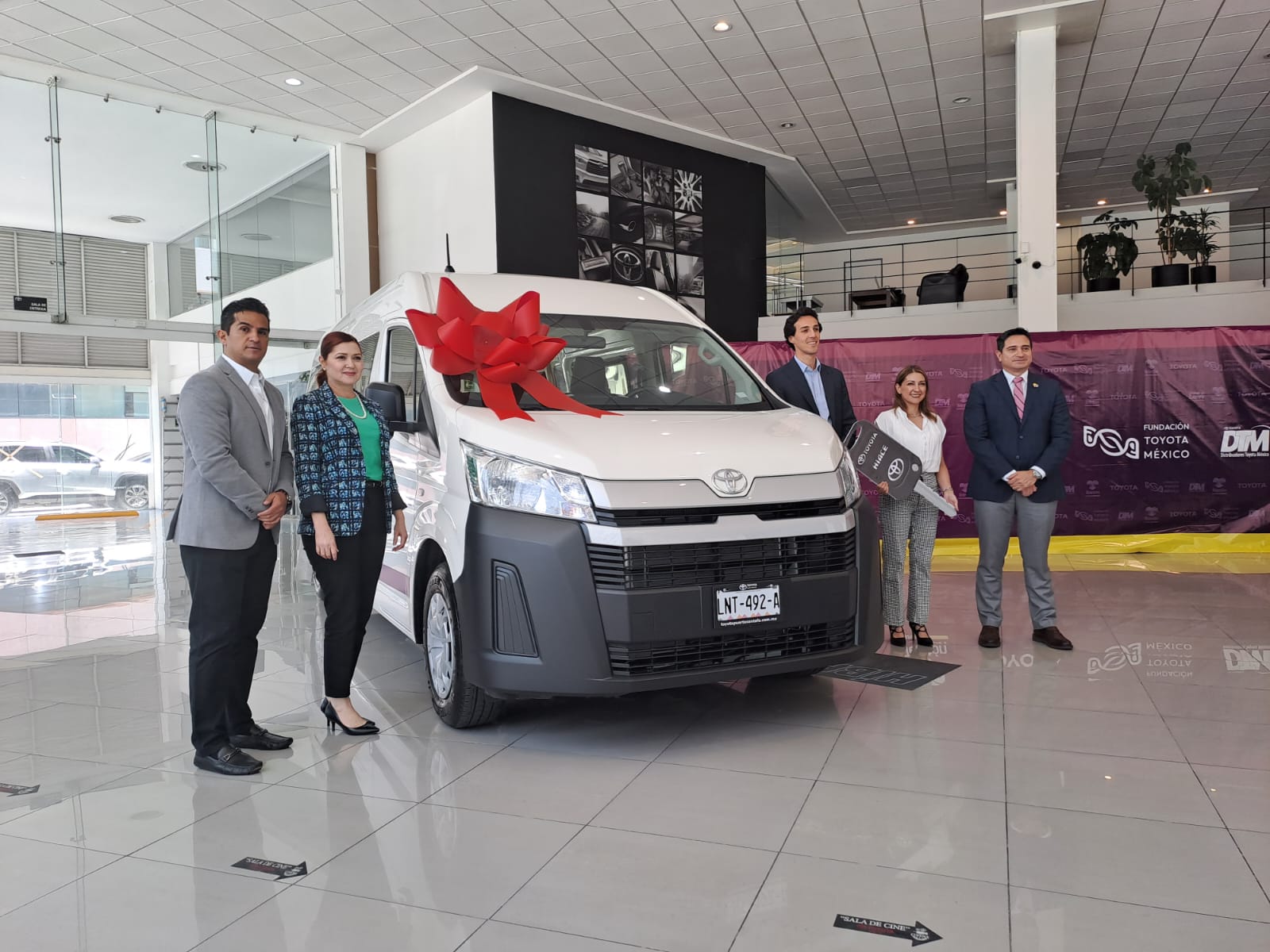 Toyota dona vehículo al CRIT Estado de México