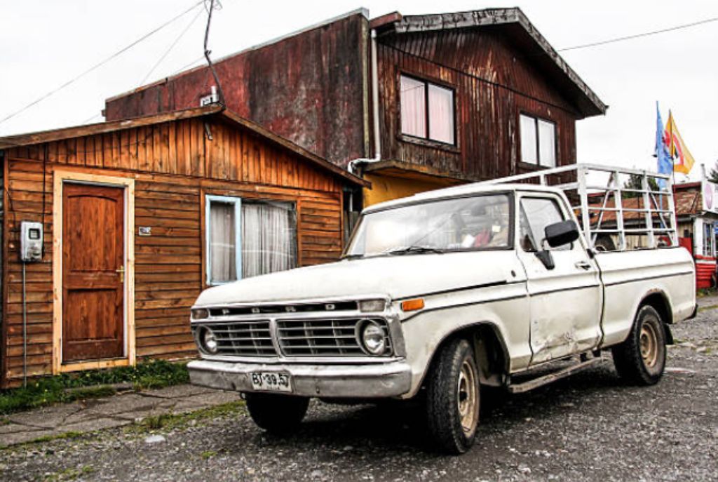 Ford F-100 fuera de una cabaña