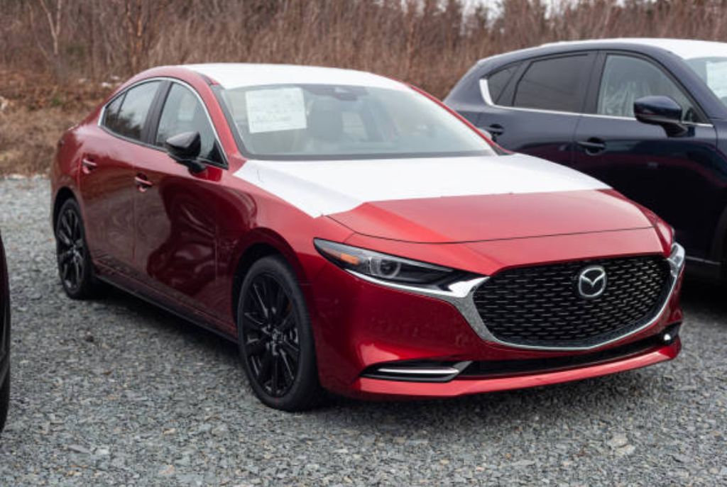 Mazda Sedan 3 - En estacionamiento