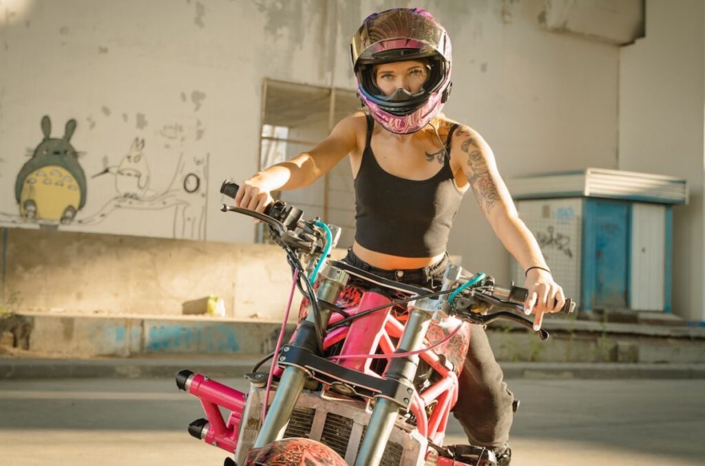 Casco para moto de mujer, todo lo que hay que saber