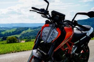 Desvelando la bestia: Un vistazo a la moto KTM Duke 390