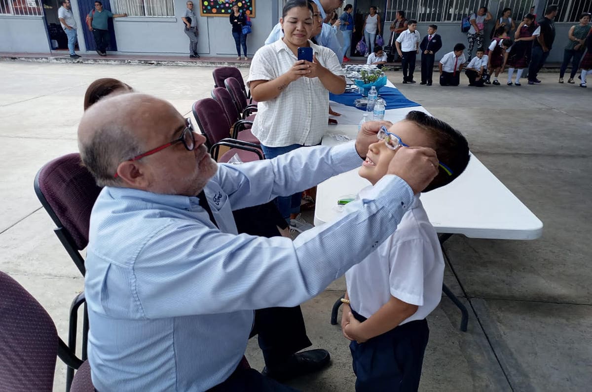 Ford de México dona lentes a niños