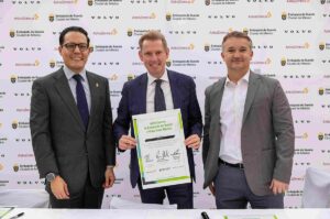 Volvo México y Astra Zeneca firman acuerdo