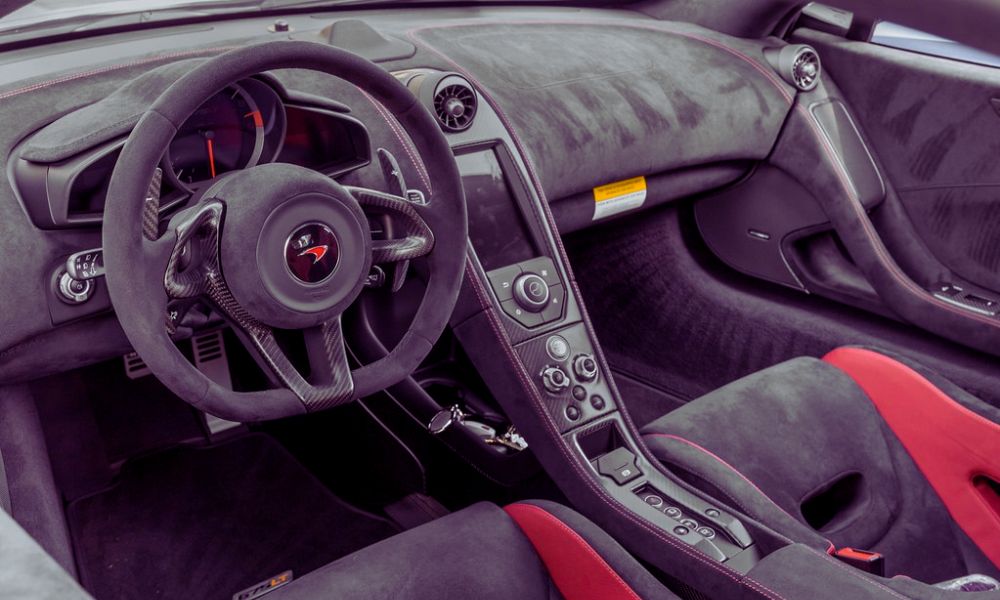 675LT interior