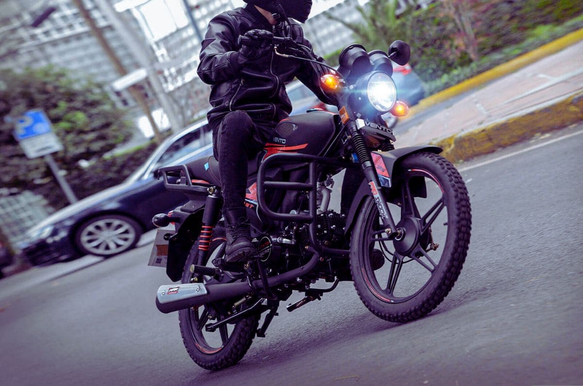 Blast 125: La moto con estilo que te hará vibrar en el entorno urbano