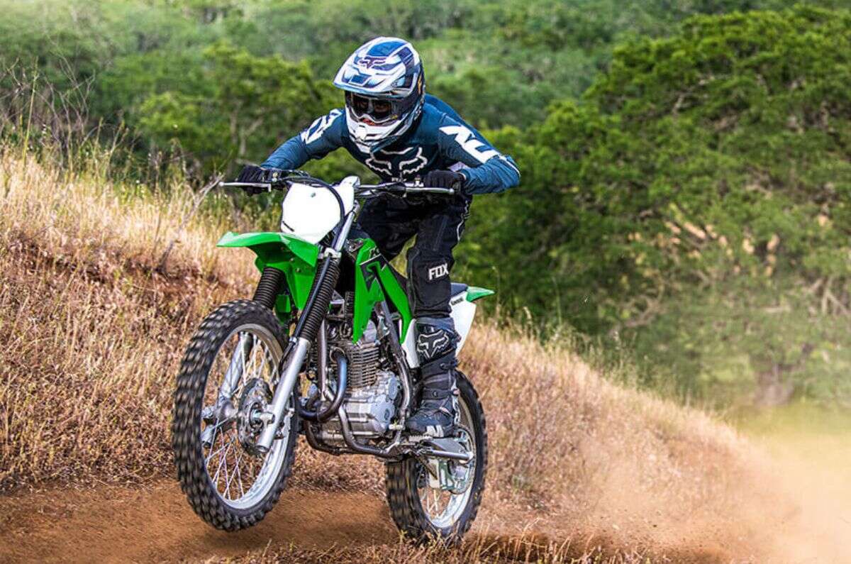 KLX 230R: Una todoterreno llena de diversión y adrenalina