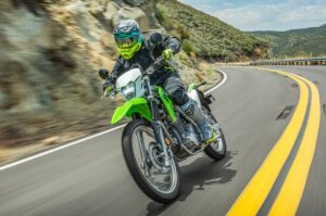 KLX 230S de Kawasaki: Una doble propósito de gran calidad