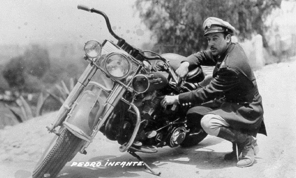 Moto de Pedro Infante en A toda máquina