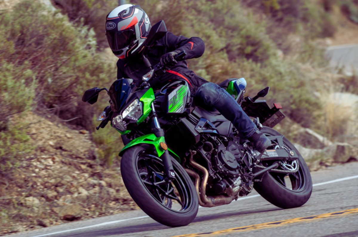 Z400: La destacable y auténtica naked deportiva de Kawasaki