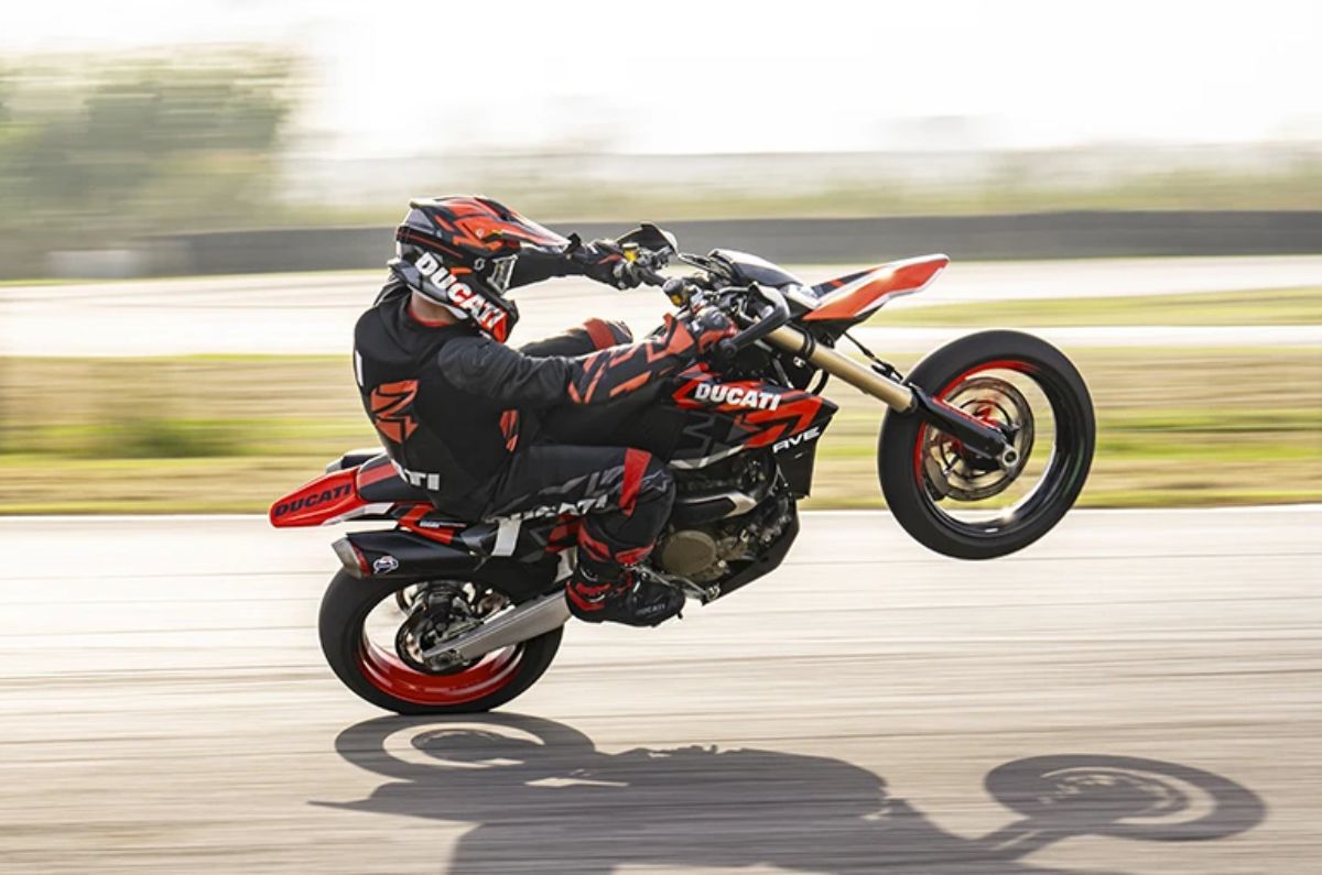 698 Mono: Una moto hypermotard con potencia y agilidad