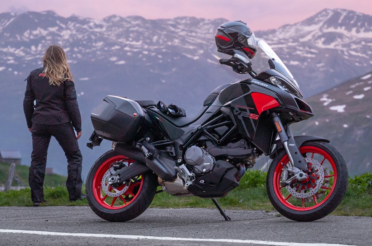 Multistrada V2 S: La moto perfecta para conducir con facilidad y estilo