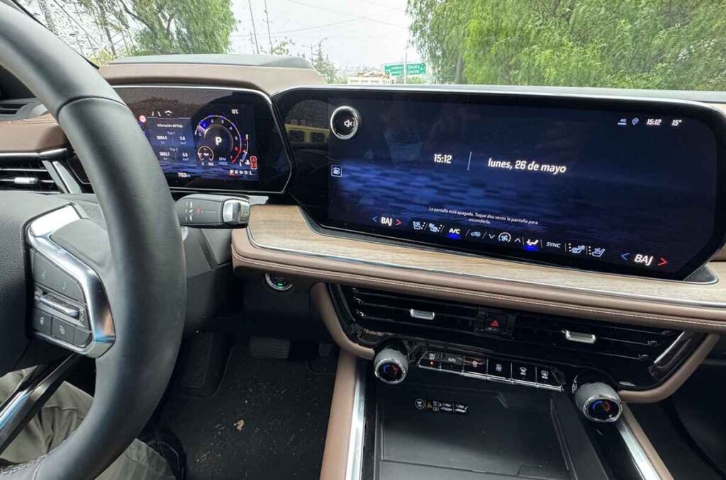 Chevrolet Suburban 2025 1