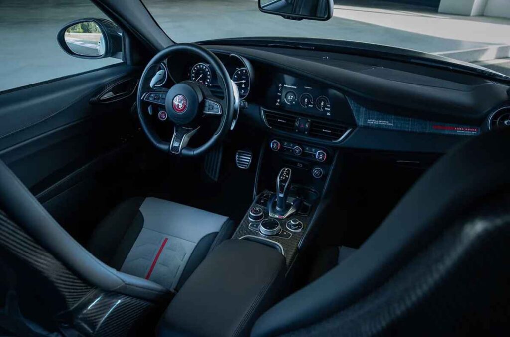 Alfa Romeo Giulia Quadrifoglio Luna Rossa 1